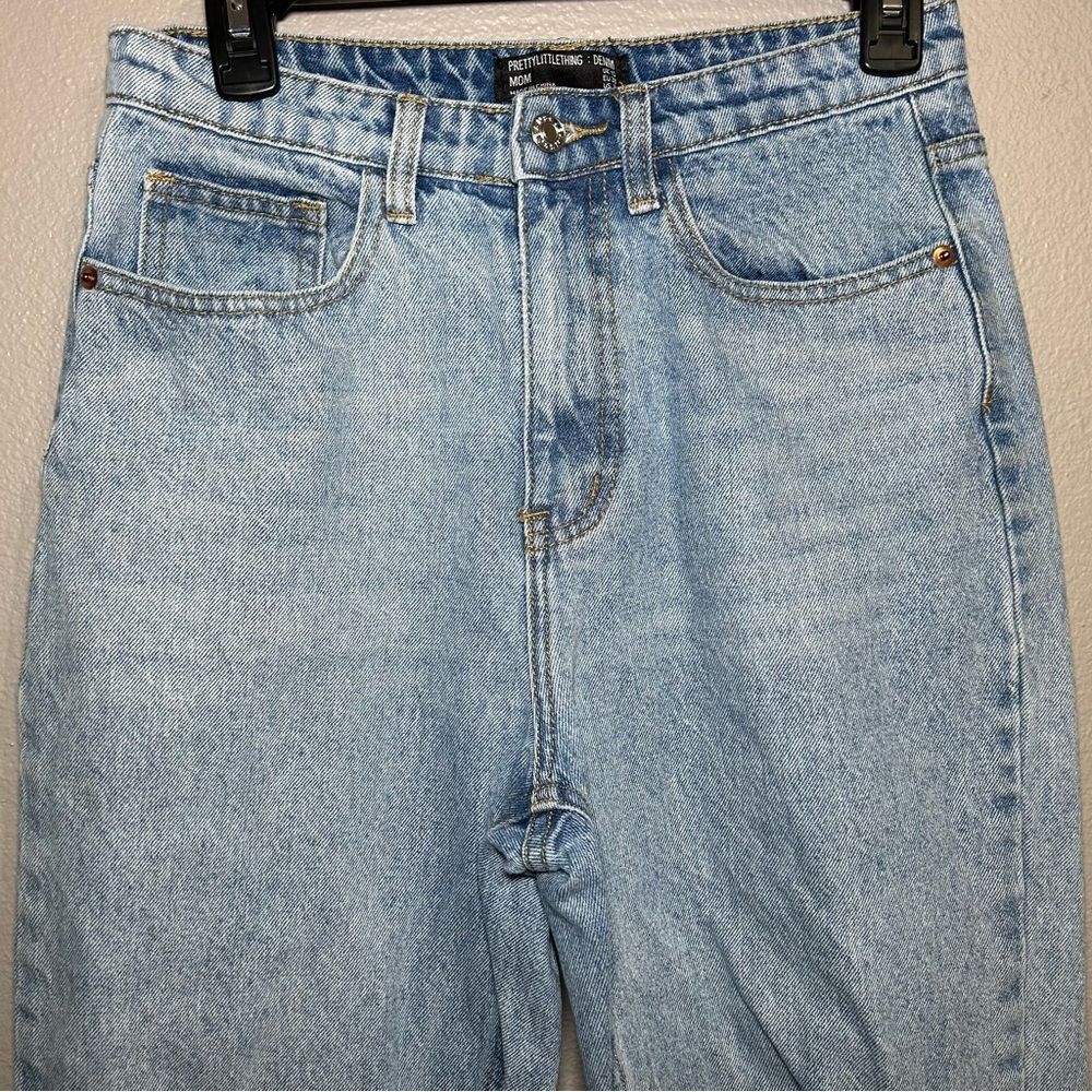 PrettyLittleThing knee rip high rise distressed mom jeans women’s size small 6 - Picture 4 of 10